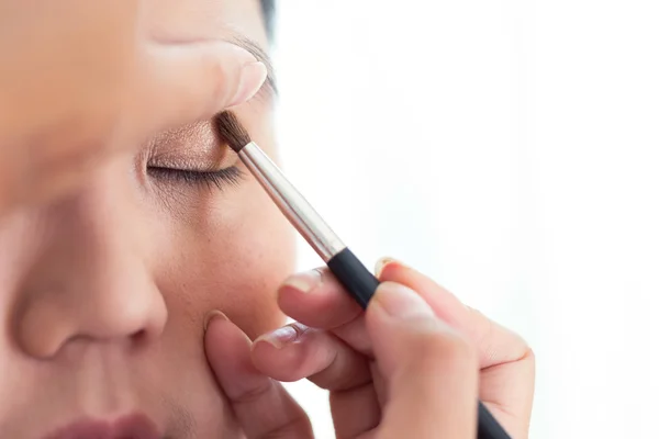 Maquillaje de ojos con cepillo en cara de mujer bonita — Foto de Stock