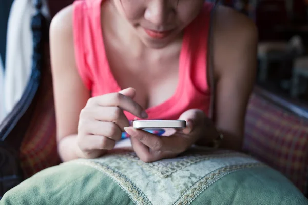 Estilo de vida de las mujeres utilizan un teléfono móvil en la cafetería —  Fotos de Stock