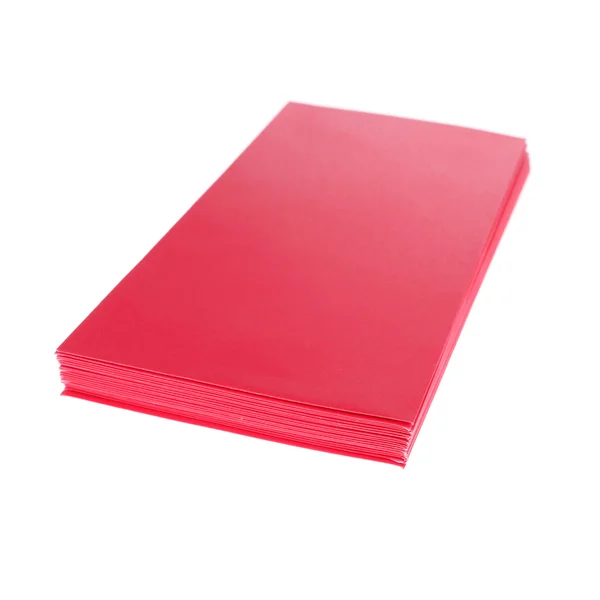 Красный конверт изолирован на белом фоне для подарка — стоковое фото