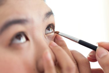 göz makyajı güzel kadın yüz fırça ile