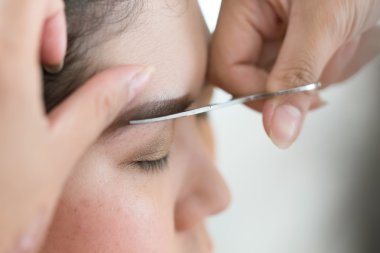 bir güzel kadın yüz makyaj makyaj kullanılan sanatçı kaş makas