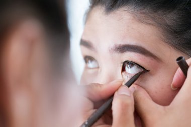 Makyaj güzellik ile fırça göz kalemi güzel kadın