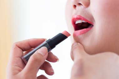 Kırmızı ruj makyaj ile kadın için kozmetik