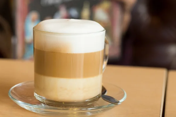 Café latte avec mousse de lait dans le café — Photo