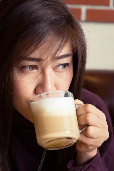 Mulher bebendo um café latte no café — Fotografia de Stock
