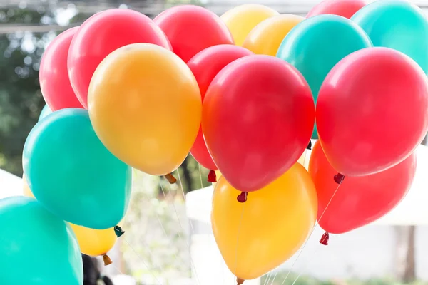 Globos coloridos con fondo de fiesta de celebración feliz — Foto de Stock