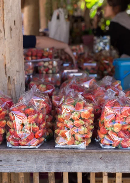 Aardbei sappig fruit in plastic zak verpakking — Stockfoto