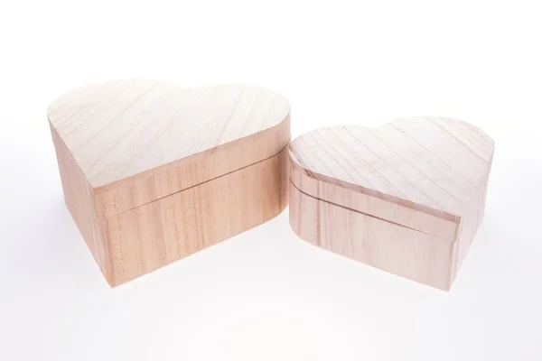 De houten doos hart van liefde geïsoleerd op witte achtergrond — Stockfoto