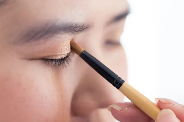 Maquillaje de ojos con cepillo en cara de mujer bonita — Foto de Stock
