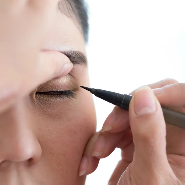 Belleza maquillaje con cepillo delineador de ojos en la mujer bonita — Foto de Stock