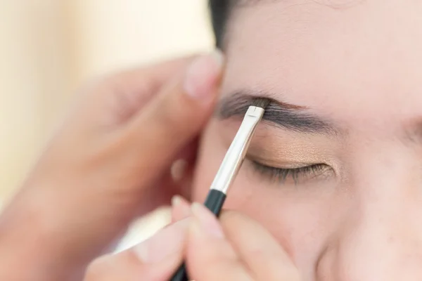 Bellezza trucco con sopracciglio pennello sulla bella donna — Foto Stock