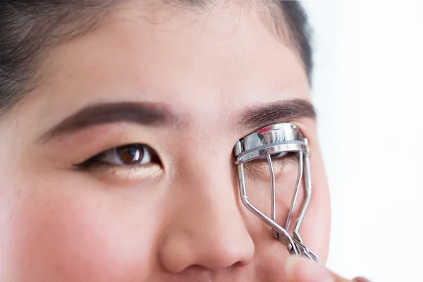 Makeup artist using eyelash curler on woman face — Stock Photo, Image
