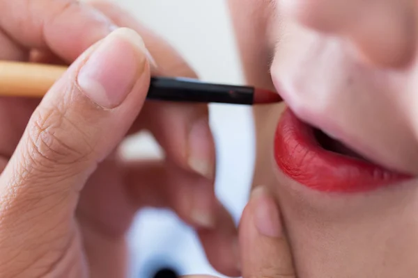 Lápiz labial rojo de maquillaje con cosméticos para mujer — Foto de Stock