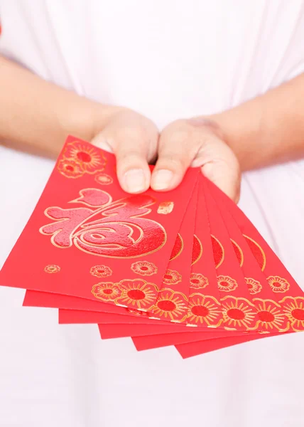 Zadowolony Chińczyk nowy rok, kobieta ręka trzyma czerwoną kopertę prezent — Zdjęcie stockowe