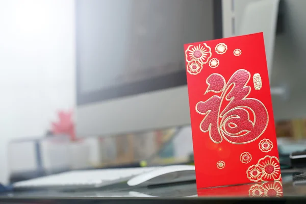 Roter Umschlag Geschenk auf dem Tisch Arbeit der chinesischen Neujahrsfeier — Stockfoto