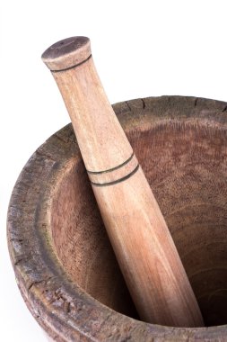 Tahta havan ve tokmak beyaz zemin üzerinde izole