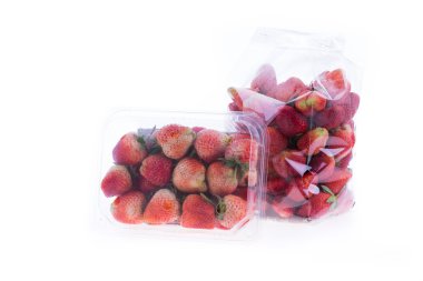 plastik torba ambalaj izole çilek sulu meyve