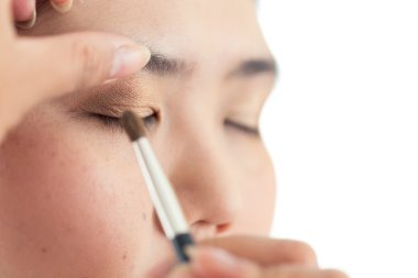 göz makyajı güzel kadın yüz fırça ile