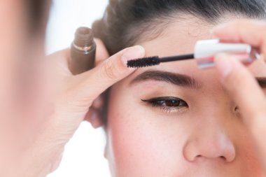 rimel fırçası ile güzel kadın kirpik makyaj sanatçısı kullanılan