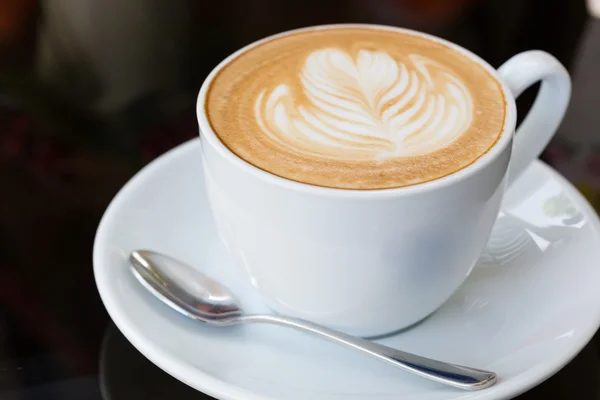 Heißen Kaffee Latte, Latte Art mit Herz in einer weißen Tasse — Stockfoto