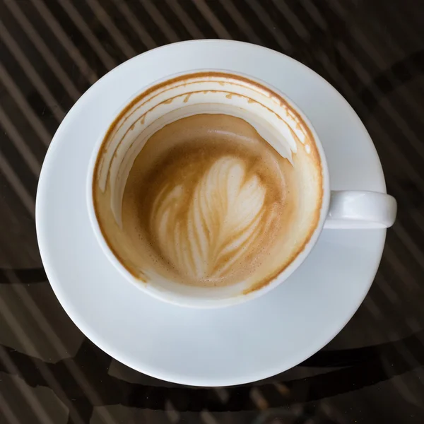 Kopi panas latte dalam cangkir putih — Stok Foto