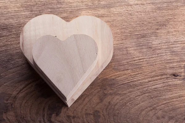 Srdce hnědý dřevěný box na dřevo pozadí, abstraktní láska — Stock fotografie