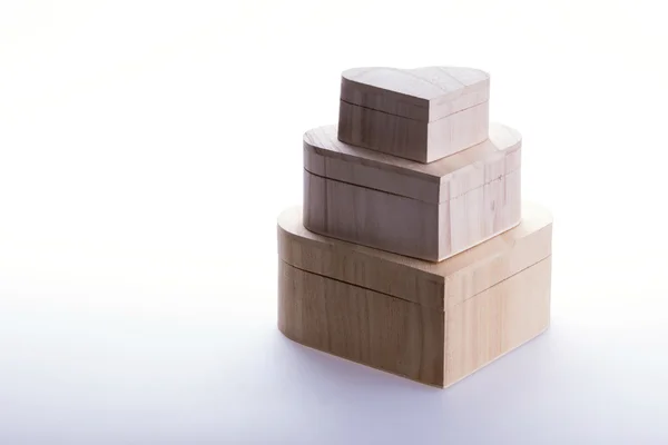 Cuore scatola di legno di amore isolato su sfondo bianco — Foto Stock