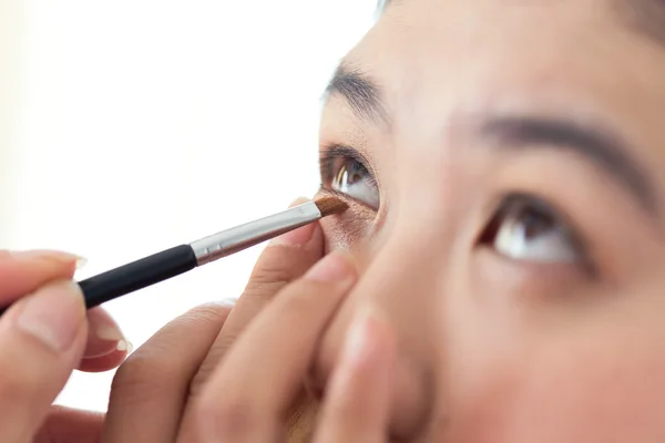 Maquillaje de ojos con cepillo en cara de mujer bonita — Foto de Stock