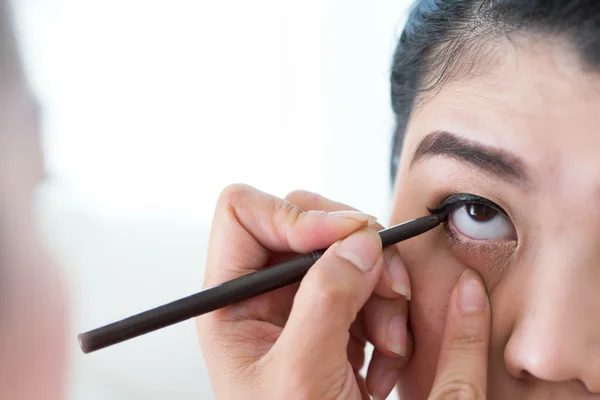 Belleza maquillaje con cepillo delineador de ojos en la mujer bonita — Foto de Stock