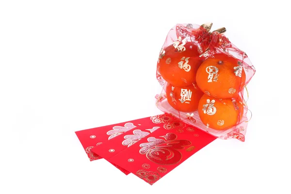 Kırmızı zarf ve Çin yeni yılı dekorasyon turuncu meyve — Stok fotoğraf