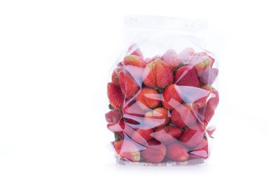 plastik torba ambalaj izole çilek sulu meyve