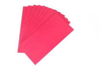 Hediye için beyaz arka plan üzerinde izole kırmızı zarf