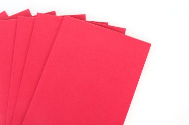 Hediye için beyaz arka plan üzerinde izole kırmızı zarf
