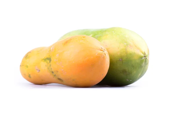 Mogen papaya frukt isolerad på vit bakgrund — Stockfoto