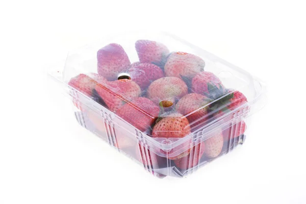Fruta jugosa de fresa en el embalaje de la bolsa de plástico aislado —  Fotos de Stock