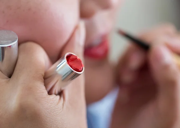 Lápiz labial rojo de maquillaje con cosméticos para mujer — Foto de Stock