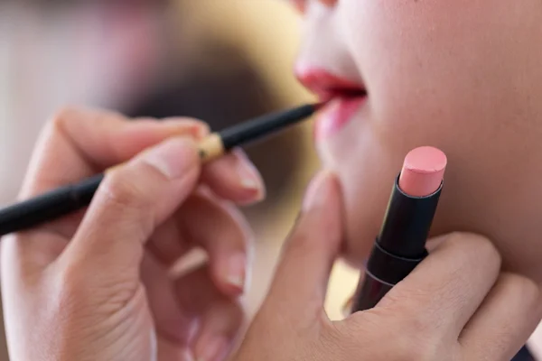 Lápiz labial rojo de maquillaje con cosméticos para mujer — Foto de Stock