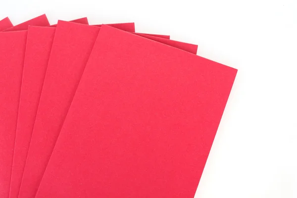 Röda kuvert isolerad på vit bakgrund för gåva — Stockfoto
