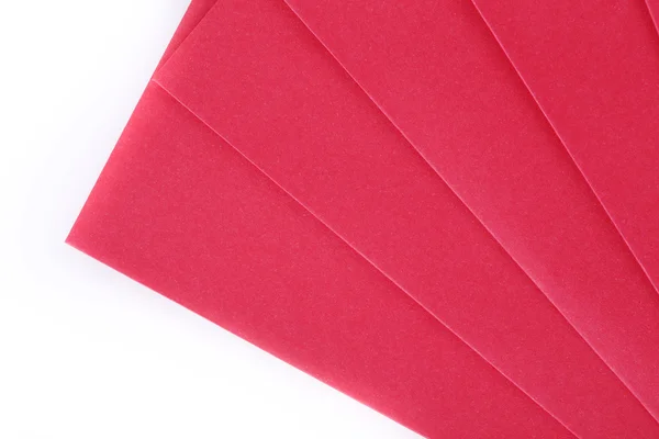 Червоний конверт ізольований на білому тлі для подарунка — стокове фото