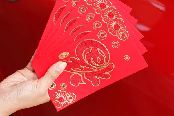 Frohes chinesisches Neujahr, Frau hält roten Umschlag mit Geschenk in der Hand — Stockfoto