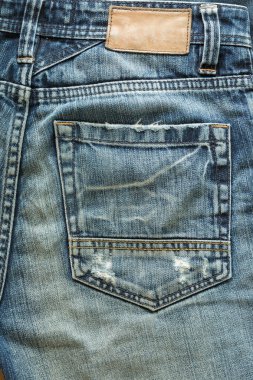 kot pantolon ile geri cep ve kahverengi deri etiket