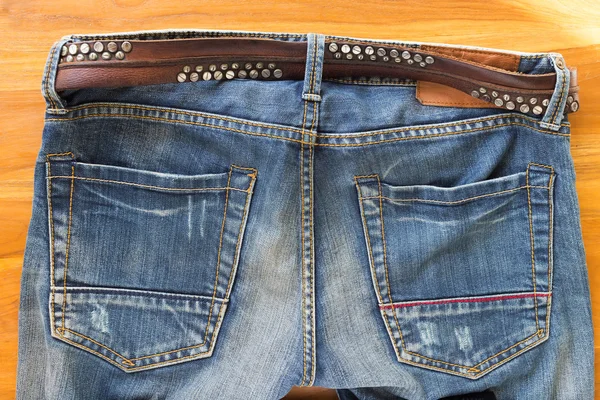 Blue jeans met bruin lederen riem — Stockfoto