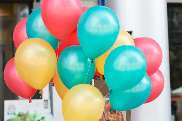 Kleurrijke ballons met gelukkig viering partij achtergrond — Stockfoto