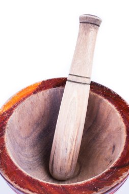 Tahta havan ve tokmak beyaz zemin üzerinde izole