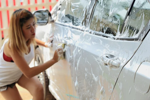 Biltvätt, Kvinna tvätta bilen hemma — Stockfoto