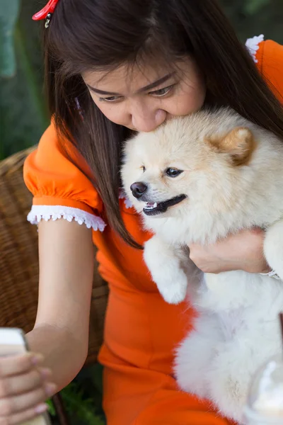 Kvinnor som använder mobila telefon selfie med pomeranian hund söta husdjur — Stockfoto