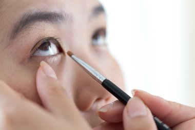 göz makyajı güzel kadın yüz fırça ile