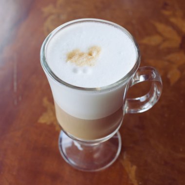 ahşap masa üzerinde kahve latte