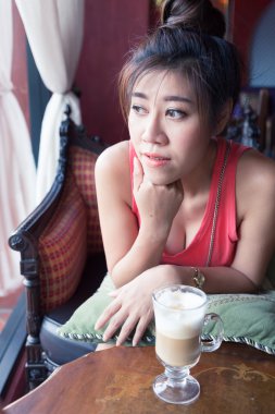 kadın kafede sıcak bir kahve içmek