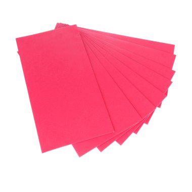 Hediye için beyaz arka plan üzerinde izole kırmızı zarf